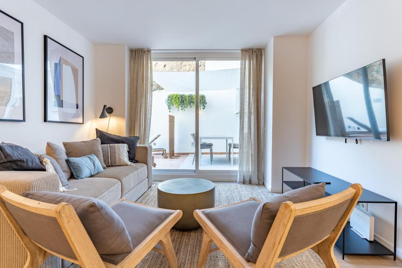 Luxury Beachfront Living On The With Big Terrace